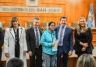Orrego encabezó una entrega de audífonos y anteojos que transforma la vida cotidiana de las familias