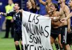 La bandera con un mensaje por Malvinas que mostraron los jugadores de Argentina tras el triunfo ante Inglaterra