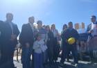 Orrego entregó viviendas y computadoras en Jáchal y realizó anuncio de obras