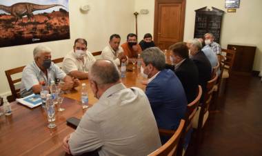 Productores Jachalleros y Uñac: Entre el “no sabía” del gobernador y el “los voy a hacer cagar” en la consulta, del Intendente; hay un ruido a despelote importante