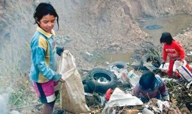 Según la UCA, a pesar de los planes sociales la pobreza aumentó al 43,1% en 2022 y profundizó el deterioro de la última década