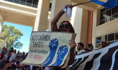 Docentes Autoconvocados en el Centro Cívico. No se  van hasta que las autoridades los reciban. Por Sueldo Dignos…!!!