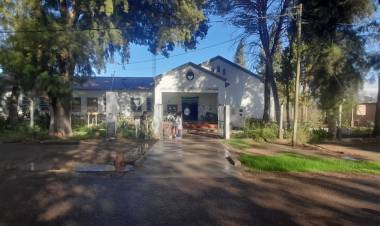 Jáchal, escuela Provincia del Chubut, de San Isidro: El techo se está cayendo y los padres hacen abrazo simbólico al edificio