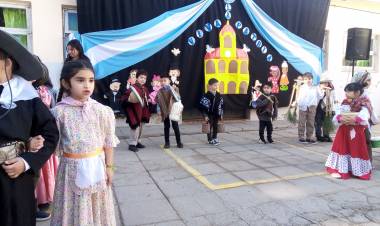 Escuela Antonio Quaranta: Emotivo y participativo acto del 25 de Mayo!