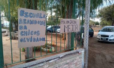 Niquivil Escuela Agustín Gascón: Padres tomaron la escuela y la policía los quiere detener