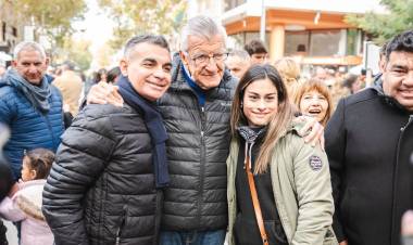 Gioja y Gramajo saludaron a los papás recorriendo Capital y Caucete
