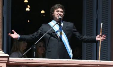 El Gobierno oficializó la baja de los contratos de 7 mil empleados públicos que ingresaron este año a través de un DNU