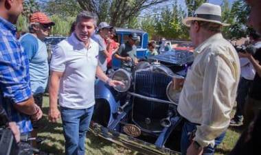El gobernador participó del cierre del primer Raid Latinoamericano de automóviles antiguos