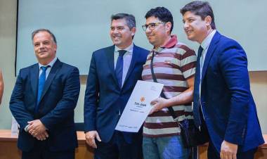 El gobernador Orrego entregó 224 escrituras a vecinos de Santa Lucía, Chimbas y Rawson