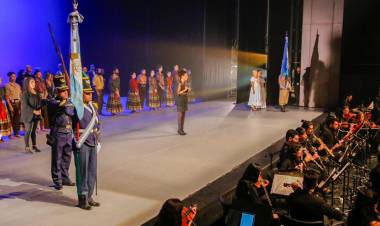 El Gobernador Orrego participó de la Gala Patria del 25 de Mayo en el Teatro del Bicentenario