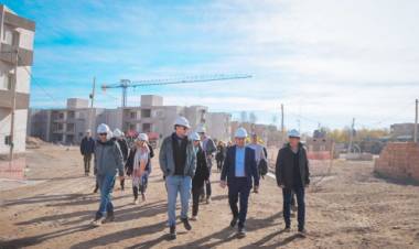 El Gobernador Orrego recorrió un barrio clave de Capital que ya tiene el 70 por ciento de avance de obra