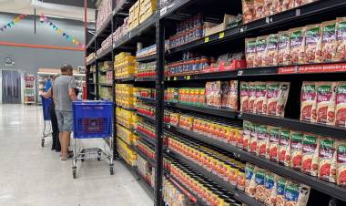 Las ventas en supermercados cayeron 17,6% y acumulan 6 meses consecutivos en baja