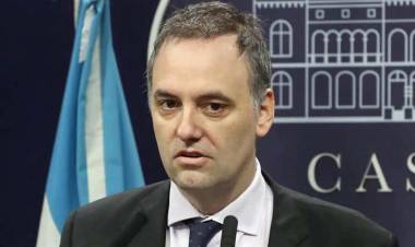 El vocero está de Adorni