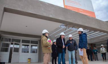 El Gobernador Marcelo Orrego recorrió el avance de obras de la escuela Jorge Washington en Pocito
