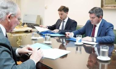 El Gobernador Orrego firmó un convenio con SEGEMAR y la Secretaría de Minería