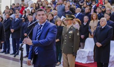 Orrego presenció el relevo de la Guardia de Honor de la Bandera Ciudadana