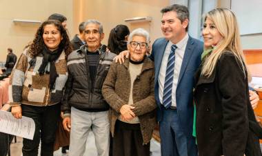 El gobernador entregó 137 escrituras a vecinos de 7 departamentos