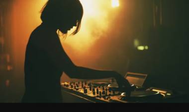 Javier Milei eliminó el cobro del derecho de autor por reproducir música y películas en el ámbito privado: a quién apunta el decreto y cuál es su impacto