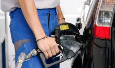 Vuelve a subir 2,5% promedio el precio de la nafta y el gasoil desde el lunes