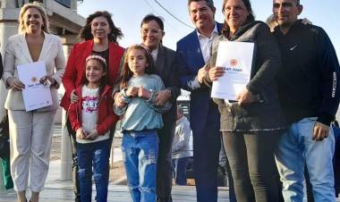 En Chimbas, 58 familias recibieron las llaves de su vivienda de manos del gobernador Orrego