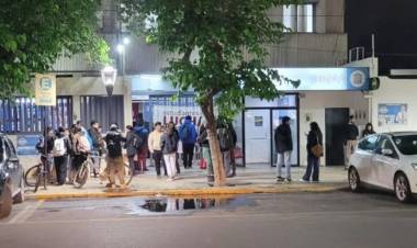 Tras la votación en Diputados que confirmó el veto de Milei, estudiantes se agruparon en la Facultad de Filosofía
