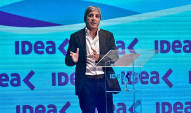 Caputo arremetió contra la oposición kirchnerista en IDEA: "Son una manga de delincuentes"
