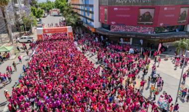 Una marea rosa en la maratón “Juntas contra el cáncer de mama”