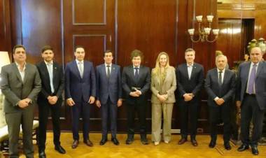 Gobernadores radicales se reunieron con Milei: analizaron la economía y evitaron polemizar sobre Alfonsín