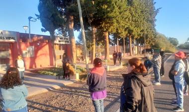 En Jáchal, Escuela Antenor Flores Vidal: Padres tomaron la escuela en protesta por la falta de transporte para los alumnos