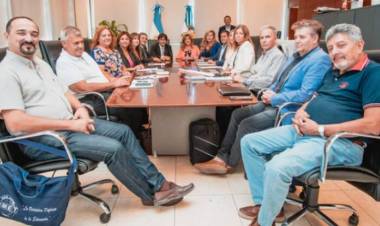 El gobierno realizó una nueva propuesta a los gremios docentes: UDA la consideró “aceptable”, UDAP y AMET la consideraran en plenario