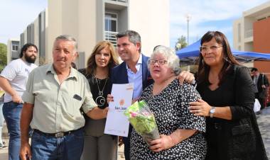 El gobernador Orrego entregó 112 viviendas del nuevo barrio Los Surcos en Chimbas