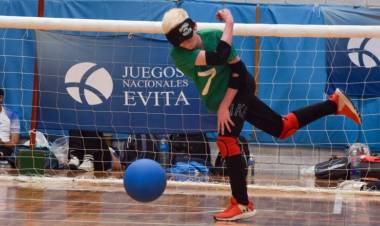 Lautaro Fernández: el joven albino que encontró en el goalball su lugar en el mundo
