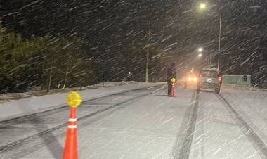 Por la nevada: Circular con precaución puente del Río Jáchal y no circular por ruta 40º Rotonda de San Roque. Intransitable Jáchal-Iglesia