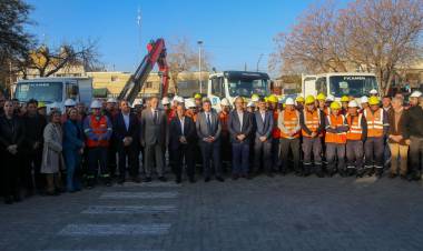 Orrego entregó 10 movilidades y máquinas que permitirán mejorar el servicio de Obras Sanitarias en San Juan 