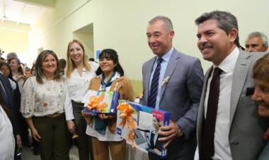 Orrego entregó 376 computadoras a docentes de Sarmiento y 25 de Mayo e inauguró una escuela en Cochagual
