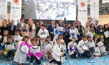 Orrego comenzó la entrega de netbooks para estudiantes de 5º  y 6º Grado