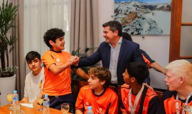 Orrego recibió con orgullo a la delegación sanjuanina de atletas que regresó con 42 medallas de los Juegos Evita