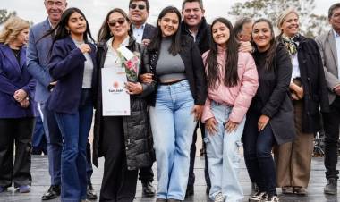 Orrego entregó 135 viviendas en el barrio La Majadita de 9 de Julio