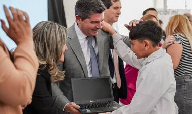 Orrego entregó 2.345 netbooks a estudiantes de Rivadavia