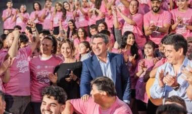 Orrego presenció el ensayo del show central de la FNS y entregó remeras a los artistas