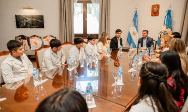 Orrego recibió a los alumnos y docentes de Niquivil que fueron premiados por su creatividad