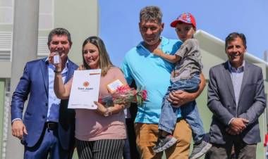 El gobernador encabezó una nueva entrega de viviendas en Rawson