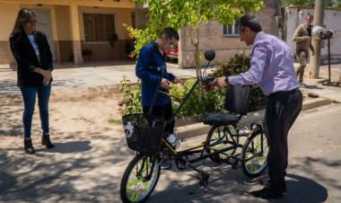 Entregaron movilidades adaptadas a personas con discapacidad