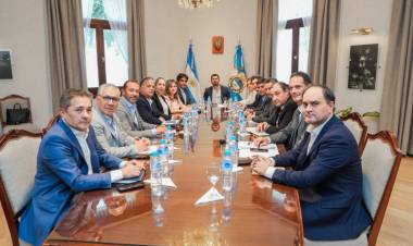 El gobernador Orrego mantuvo la primera reunión de gabinete del 2026