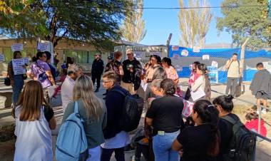 Escuela de El Rincón. Propuesta mediadora: Grados agrupados y clases alternadas la propuesta de los padres, el Ministerio responderá en breve