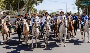 Orrego encabezó una nueva edición de la Cabalgata de la Fe a la Difunta Correa con jinetes de todo el país y Chile