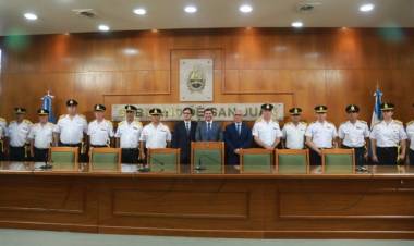 Histórico: el gobernador entregó sables de mando a la Plana Mayor de la Policía de San Juan y reforzó el compromiso con la seguridad