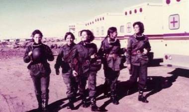 “No podíamos decir ‘me da miedo, quiero volver’, los militares no cuestionan las órdenes”: el trabajo de las enfermeras de Malvinas
