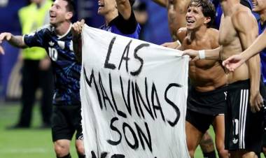 La bandera con un mensaje por Malvinas que mostraron los jugadores de Argentina tras el triunfo ante Inglaterra