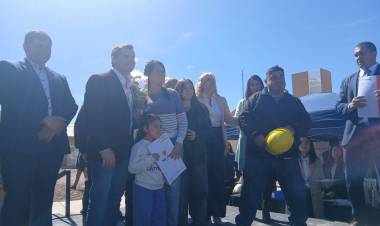 Orrego entregó viviendas y computadoras en Jáchal y realizó anuncio de obras